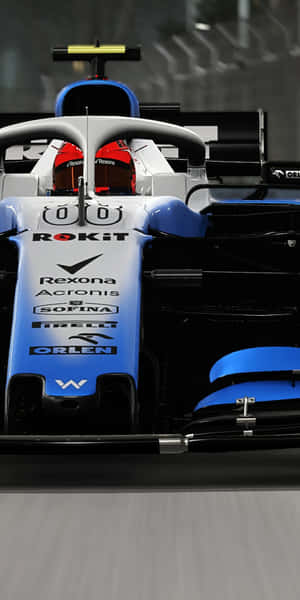 一級方程式賽車，車手戴紅色頭盔在賽道上疾馳。 — F1 2019 壁紙