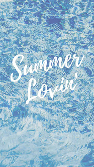 帶有白色草書文字「Summer Lovin'」的藍綠色泳池水。 — 熱帶 壁紙