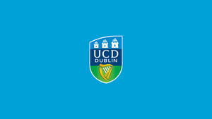 藍色背景上的UCD Dublin大學徽章。 — 低對比 壁紙