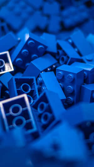 藍色LEGO積木堆疊在淺景深中。 — 頂級 iPhone 壁紙
