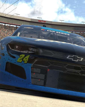 藍色NASCAR賽車24號在賽道上疾馳，背景有群眾。 — 電玩遊戲 GIF 壁紙