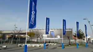 科技商店前的藍色Samsung Galaxy旗幟和產品展示。 — 三星Galaxy 壁紙