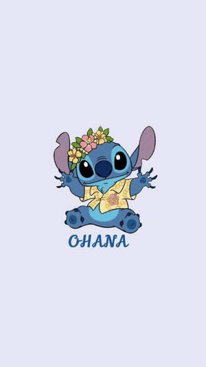 藍色史迪奇卡通角色，戴著花冠和黃色襯衫，帶有「OHANA」文字。