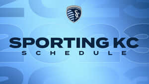 藍色背景上帶有球隊標誌和粗體文字的 Sporting KC 賽程圖形。 — 運動 壁紙