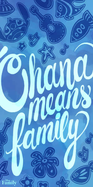 藍色桌布，帶有迪士尼角色和音符，圍繞著「Chana means family」這句話。 — 18:9 壁紙