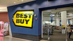 Best Buy電子產品店入口，內部可見顧客和產品展示。 — 最佳購買 壁紙