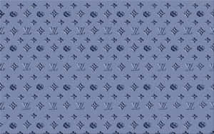 帶有重複壓花 Louis Vuitton 字母組合圖案的藍色布料。 — 洛米安傳奇 壁紙