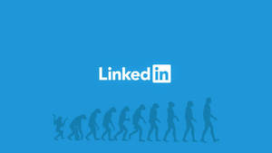 藍色背景上，人類進化剪影通向LinkedIn標誌。 — 領英 壁紙