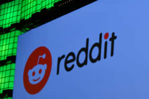 夜間螢幕上顯示的明亮 Reddit 標誌。 — Reddit 壁紙