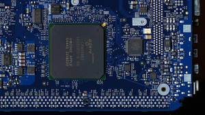 藍色電路板、Apple CPU 晶片和周圍元件的特寫。 — 電路板 壁紙