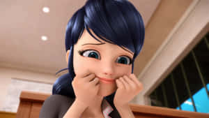 一位藍髮動漫女孩雙手捧著臉頰害羞地微笑。 — Miraculous 壁紙