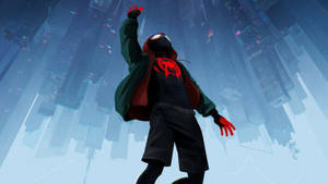 蜘蛛人 Miles Morales 站在摩天大樓上，俯瞰著一個充滿霓虹燈的未來城市。 — 蜘蛛人：新宇宙 GIF 壁紙
