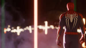 身穿紅藍戰衣的蜘蛛人站在霓虹燈照亮的城市中。 — 4K Marvel 壁紙