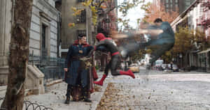 蜘蛛人和奇異博士在落葉滿地的街道上戰鬥。 — 蜘蛛人：無家日 4K 壁紙