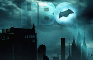 蝙蝠俠剪影在屋頂上，月光下閃耀的HBO標誌和蝙蝠標誌。 — HBO 壁紙