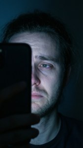 男人在昏暗的房間裡，在藍色燈光下哭泣自拍。 — 憂鬱 GIF 壁紙
