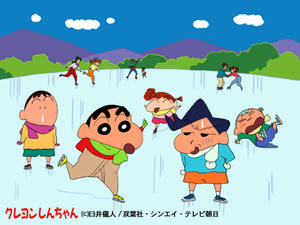 孩子們在結冰的湖上溜冰和摔倒，背景有山。 — 春野櫻 壁紙