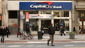 人們在城市人行道上行經 Capital One Bank 分行。 — 人物 壁紙
