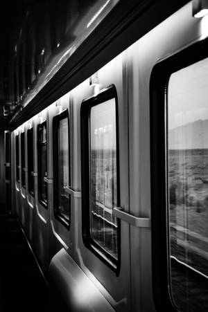 火車內部的黑白視圖，窗外有動態模糊。 — 火車 壁紙