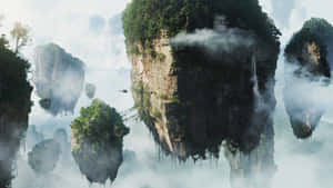 被綠樹覆蓋的漂浮山島倒映在霧氣瀰漫的水面上，有一艘小船。 — 潘朵拉 壁紙
