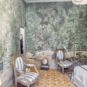 帶有綠色花卉壁紙和藍色條紋椅子的復古臥室。 — 首頁 壁紙
