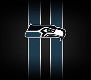 西雅圖海鷹隊NFL標誌，背景為藍白垂直條紋。 — 美式足球 壁紙
