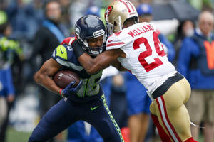 NFL美式足球球員在比賽中持球時被擒抱。 — 紐約巨人隊 壁紙