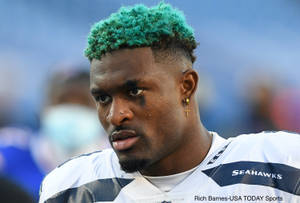 西雅圖海鷹隊美式足球員，綠色頭髮，專注的眼神。 — Dk Metcalf 壁紙