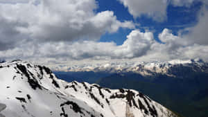 覆蓋雪的山峰