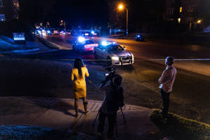 記者在夜間犯罪現場拍攝警車。 — 夜晚 壁紙
