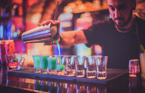 調酒師在霓虹燈酒吧倒綠色小酒。 — 派對 壁紙