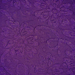 帶有金色線條點綴的紫色花卉刺繡布料特寫。 — 1:1 壁紙