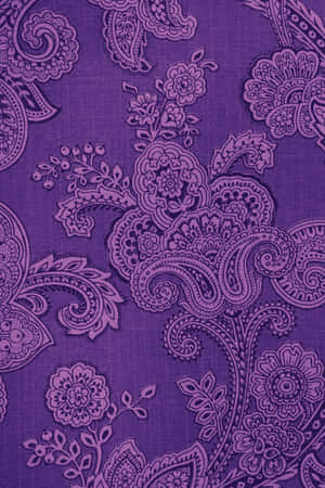 帶有精細佩斯利和花卉刺繡圖案的紫色布料。 — POCO Pad 壁紙
