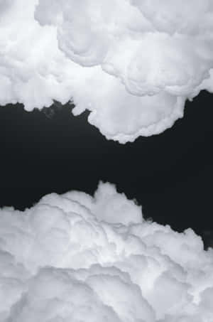 戲劇性的白雲在黑色天空中，具有高對比度紋理。 — Oppo Pad 壁紙