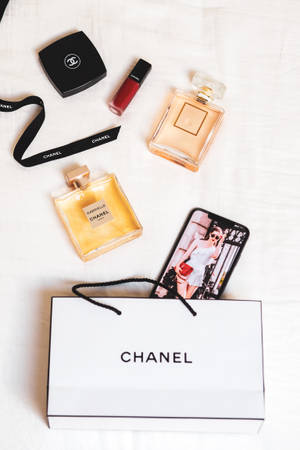 Chanel香水唇膏和購物袋在白色表面上 — 香奈兒 壁紙