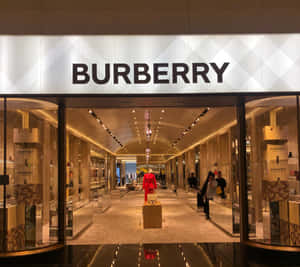 Burberry 豪華商店入口，配有玻璃門和紅色人體模型展示。 — Burberry 壁紙