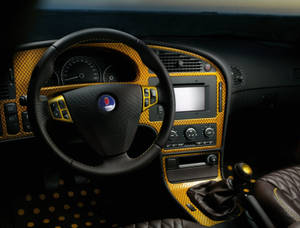 豪華車內裝，金色網格和黑色皮革，在黃昏時分。 — 紳寶 壁紙