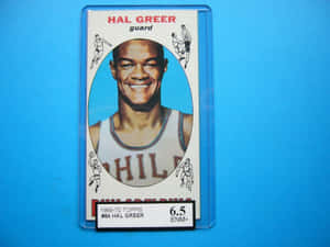 復古1969-70 Topps Hal Greer籃球卡，放在保護套中，藍色背景。 — 籃球 壁紙