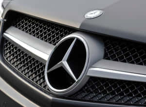 賓士汽車水箱護罩特寫，帶有鍍鉻星形徽章。 — Mercedes Benz C300 壁紙