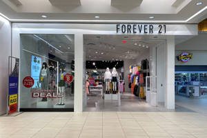 Forever 21服裝店入口，有人體模型和優惠標誌。 — 永遠21 壁紙