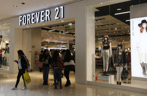 購物者經過一家櫥窗內有人體模型的Forever 21商店。