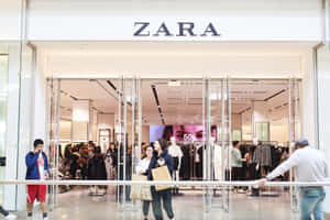 人們進入並在購物中心的Zara服裝店內瀏覽。 — Zara 壁紙