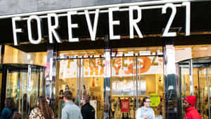 Forever 21商店入口，人們進出