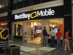 顧客晚上站在購物中心的Best Buy Mobile商店外。
