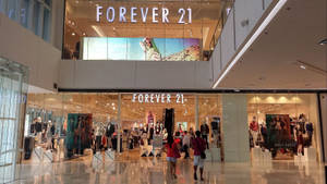 購物者走過購物中心內的Forever 21服裝店。