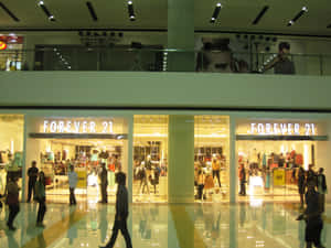 購物者走過現代購物中心內的Forever 21商店。