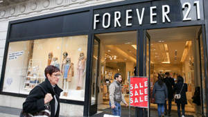 人們在特價期間進出一間Forever 21服裝店。 — 永遠21 壁紙