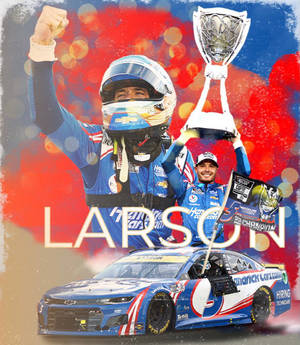NASCAR車手Larson以獎盃和賽車慶祝勝利。 — Motorola Razr 70 Ultra 壁紙