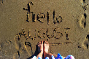 沙灘上的赤腳，附近寫有「hello AUGUST」。 — 八月 壁紙