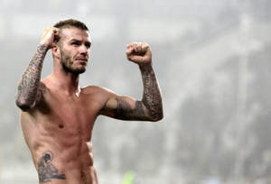 David Beckham在運動場上展示他紋身的手臂。 — 大衛·貝克漢 壁紙